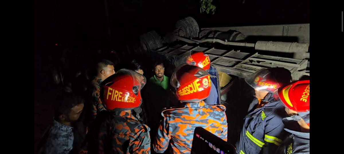 ঈশ্বরদীতে মধ্যরাতে বাস উল্টে আহত ১৬